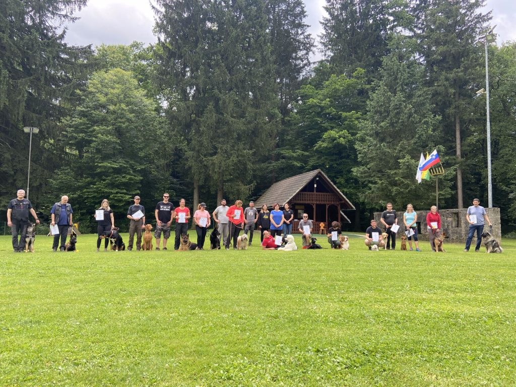 Člani društva s psi po izpitih na poligonu v Crngrobu
