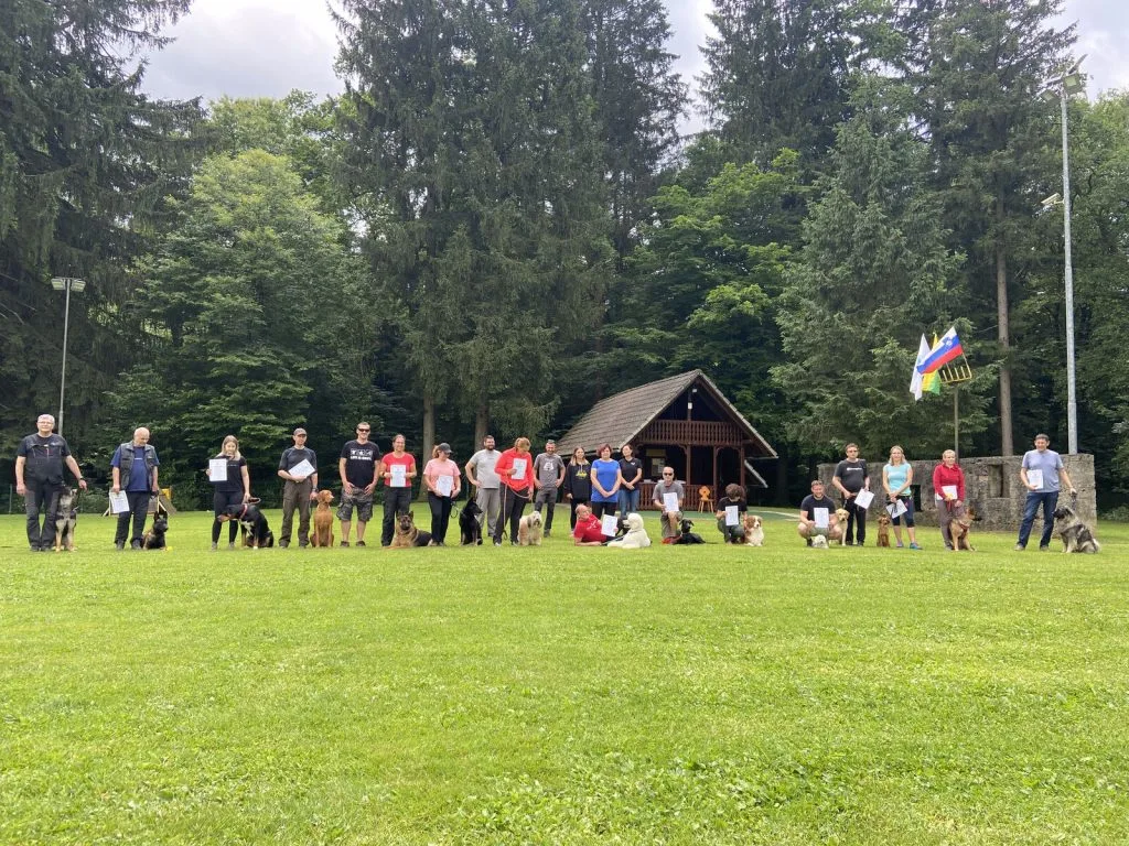 Člani društva s psi po izpitih na poligonu v Crngrobu